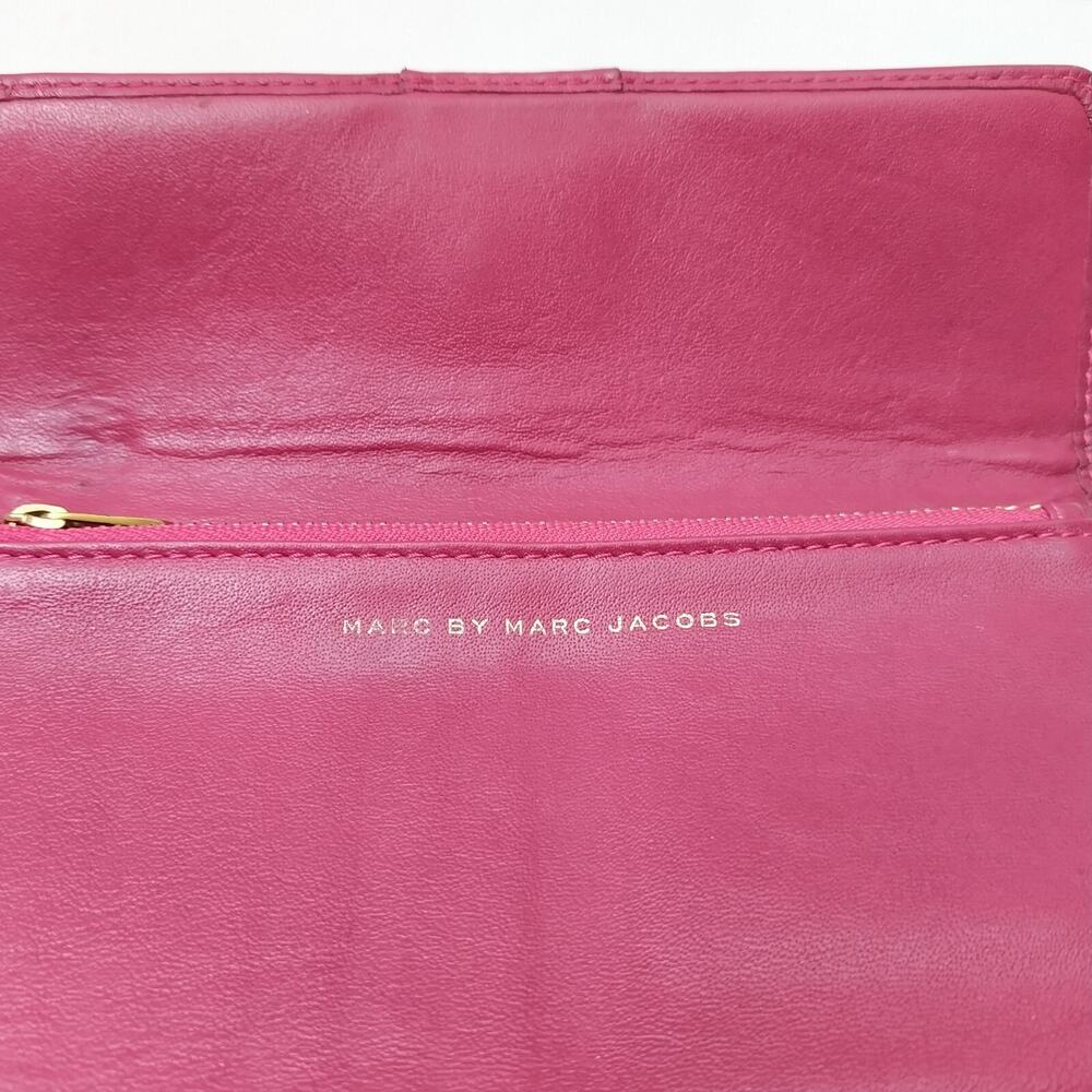 Marc by Marc Jacobs Red Leather Turnlock Credit Card ID Windows Trifold Wallet - Picture 12 of 16